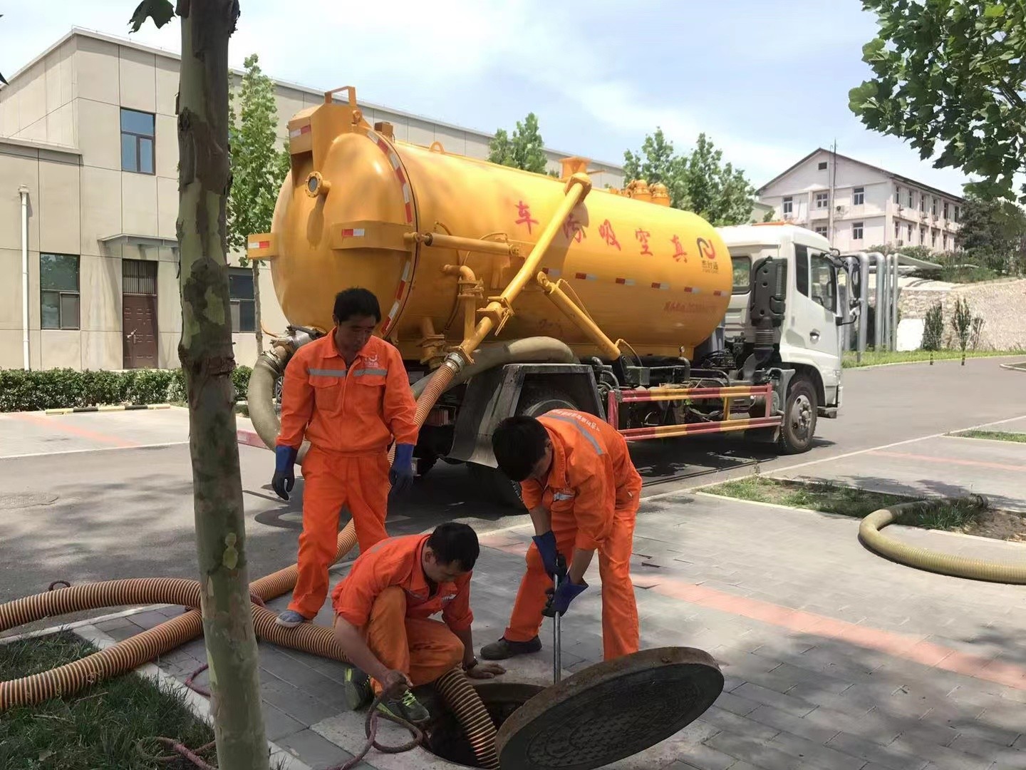 柳江管道疏通车停在窨井附近