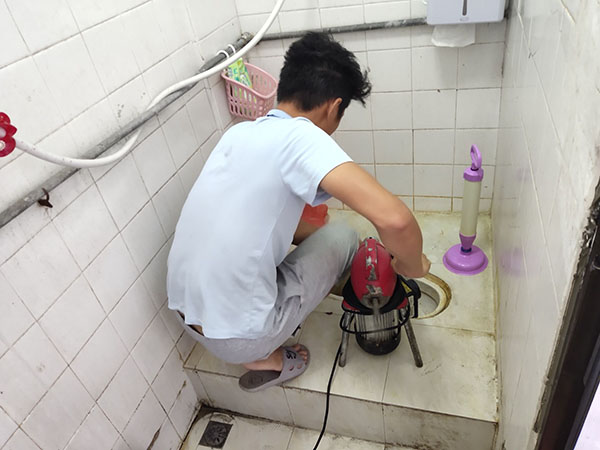 柳江肥皂掉到马桶里把马桶堵住了怎么办？马桶堵住了怎么办