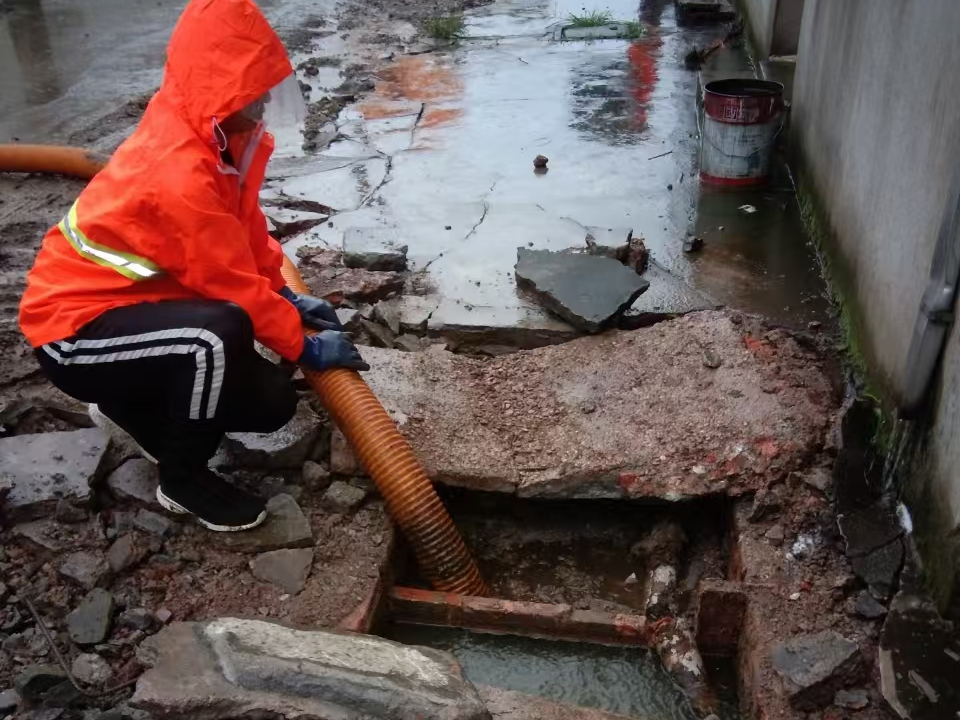 柳江专业清理污水池 炜誉市政以规范流程守护城市 “肠道”